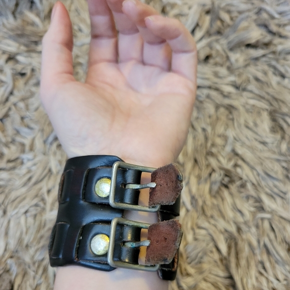 MAC COSMETICS employee bracelet - Picture 5 of 7